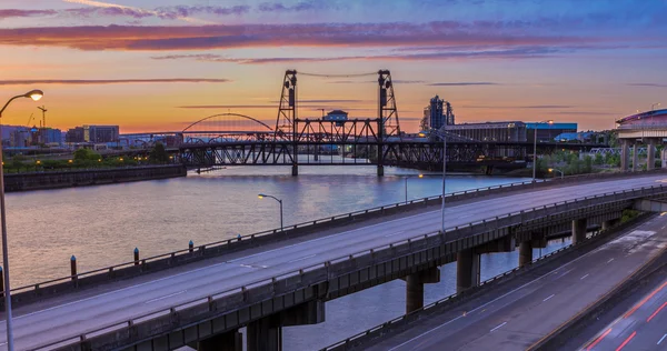 Solnedgang Udsigt over motorvej 5 i Portland Oregon - Stock-foto