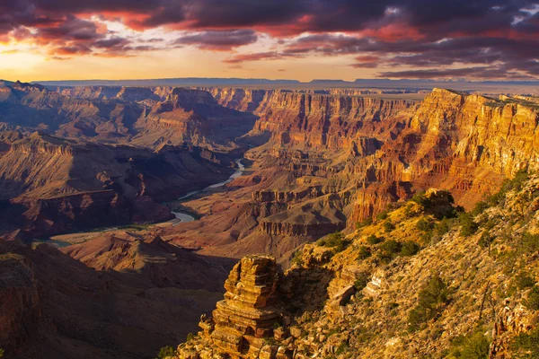 Majestätischer Blick auf den Grand Canyon in der Abenddämmerung — Stockfoto