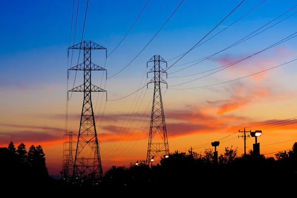 Elektriciteit torens zonsondergang — Stockfoto