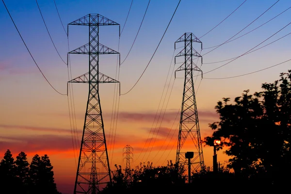 Strommasten bei Sonnenuntergang — Stockfoto