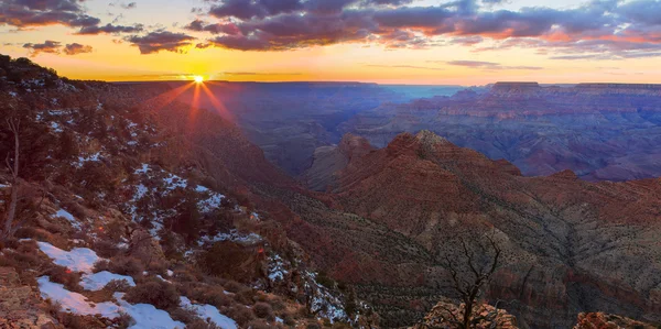 Majestätischer Blick auf den Grand Canyon in der Abenddämmerung — Stockfoto