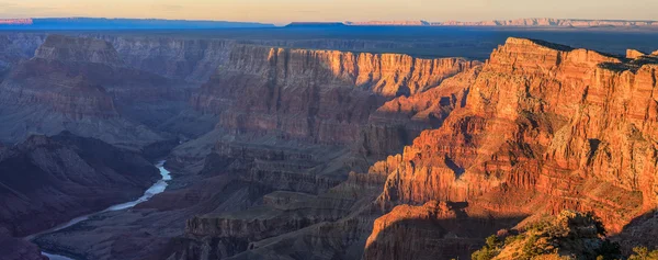 Majestätischer Blick auf den Grand Canyon in der Abenddämmerung — Stockfoto