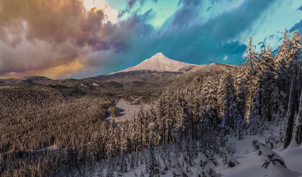 Stormy Winter Vista of Mount Hood en Oregon, États-Unis . — Photo