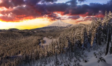 Mount Hood Oregon, ABD fırtınalı kış manzara.