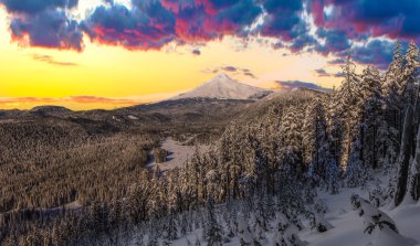 Mount Hood Oregon, ABD fırtınalı kış manzara.