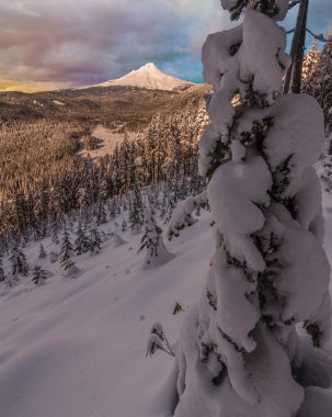 Mount Hood Oregon, ABD fırtınalı kış manzara.