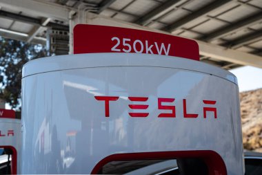 Yeni 250 kW V3 Tesla Supercharger 'ın Kapanışı