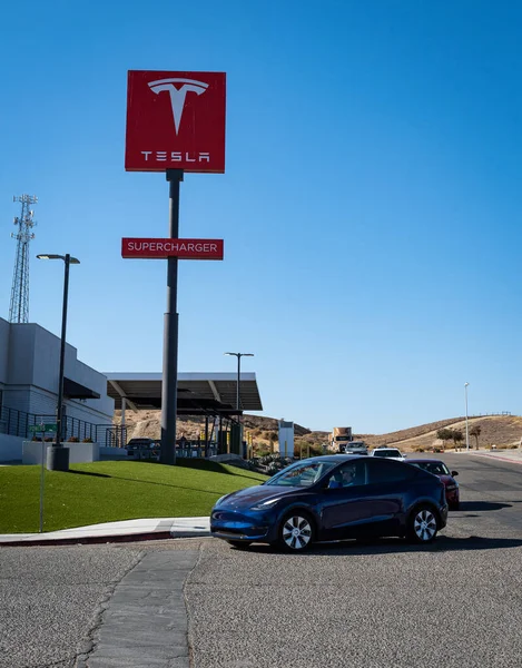 Eine Tesla Limousine Kommt Zum Laden Eine Tesla Ladestation Kettleman — Stockfoto