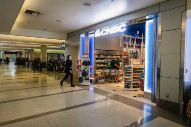 Los Angeles, Kolombiya. 29 Aralık 2020 'de maskeli bir havaalanı çalışanı LAX Havaalanı' ndaki bir CNBC mağazasına girdi.