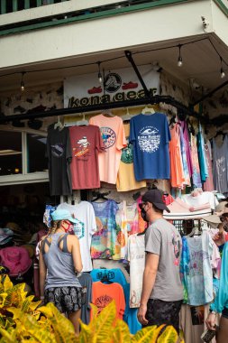 KAILUA-KONA, Merhaba. A.B.D. - 2 Ocak 2021 Ali 'i Drive' daki Kona Gear mağazasında t-shirt ve giysi için maskeli bir çift mağazası.