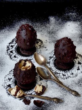 Tatlı çikolata yumurta