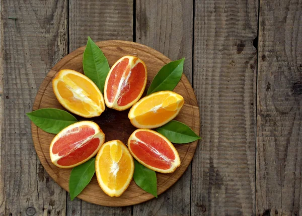 Oranges sur un fond en bois — Photo