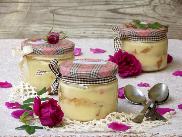 Dessert con petali di rosa in un barattolo — Foto Stock