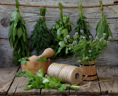 ahşap arka plan üzerinde aromatik otlar