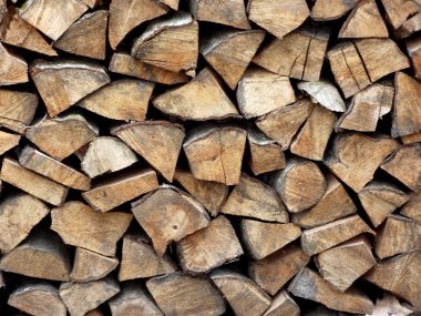 doğranmış kuru odun yığını içinde günlüğe kaydeder.