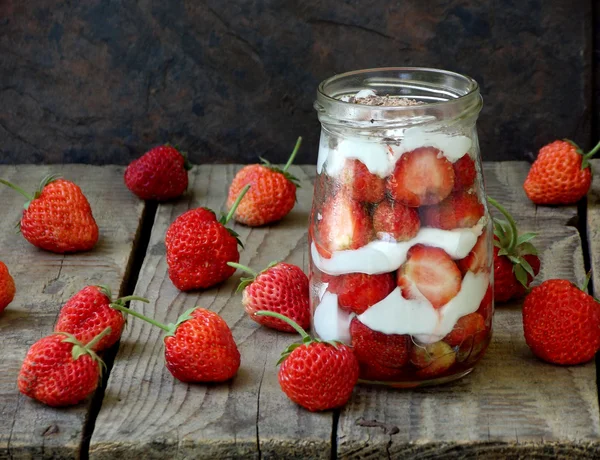 Fresas y crema en un frasco —  Fotos de Stock