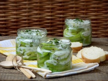 Kabak yoğurt sos ve taze dereotu kavanoz ekmek dilimleri ile