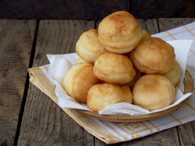 Ev yapımı çörek dolu marmelat ya da çikolata, slayt bir sepet içinde katlanmış