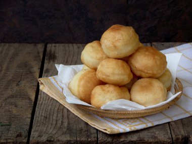 Ev yapımı çörek dolu marmelat ya da çikolata, slayt bir sepet içinde katlanmış