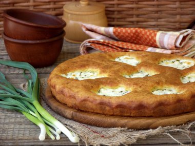 süzme peynir ve genç yeşil sarımsak ile tuzlu pasta