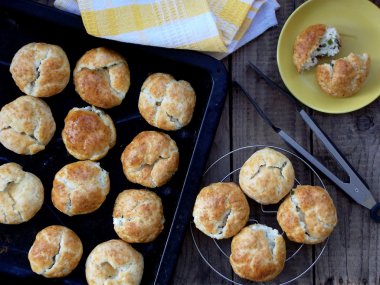 peynir ve otlar bir tavada ile buns veya