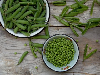 Yeşil bezelye ve metal bir kabın içinde temizlenmiş