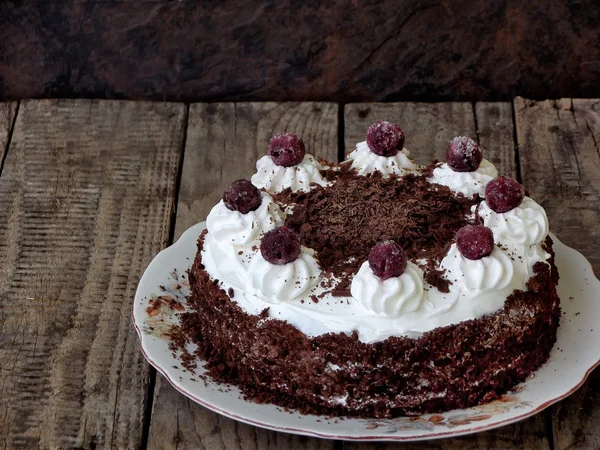 Torta al cioccolato con ciliegie e panna montata — Foto Stock