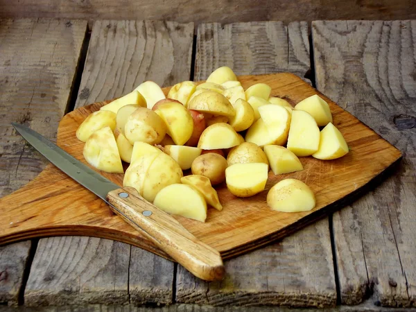Нарезанный сырой картофель и нож — стоковое фото