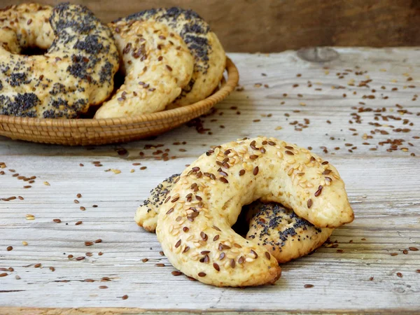 Bagels bespimpeld met poppy zaden en vlas zaden in een mandje — Stockfoto