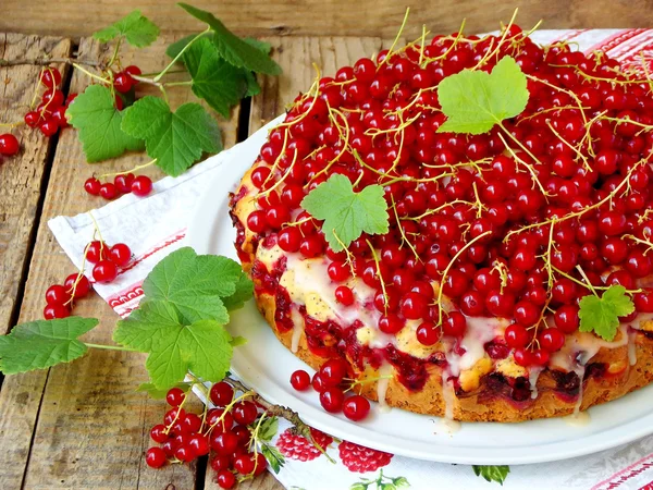 Пирог или бисквит с красной смородиной и семечками мака — стоковое фото