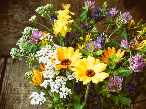 Bouquet von Heilkräutern - Minze, Schafgarbe, Lavendel, Klee, Ysop, Ringelblume, Hirseblüte — Stockfoto