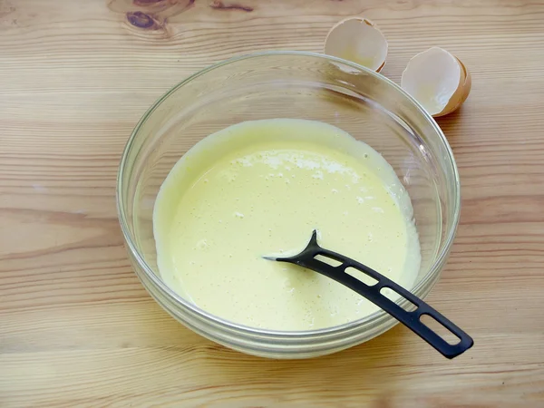 Ударить в пены куриные яичные желтки с сахаром в стеклянной миске. Кулинария . — стоковое фото