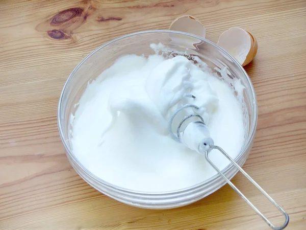 Güçlü tepe tavuk proteinler bir cam kasede çekilmiş. Pişirme.