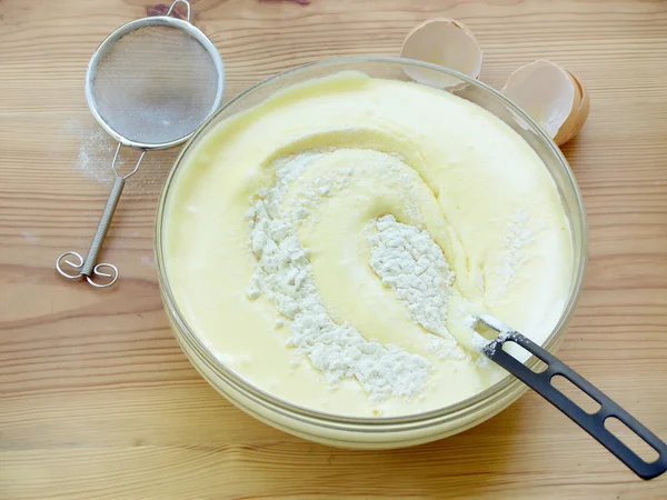 dövülerek tavuk yumurta sarısı şeker, dövülmüş yumurta akı ve buğday unu bir cam kabın içinde karıştırın. Bisküvi hamur hazırlanması.