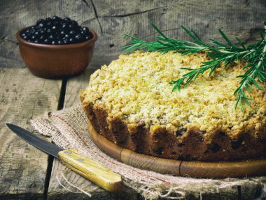 Ev yapımı yaban mersini pasta parçalamak