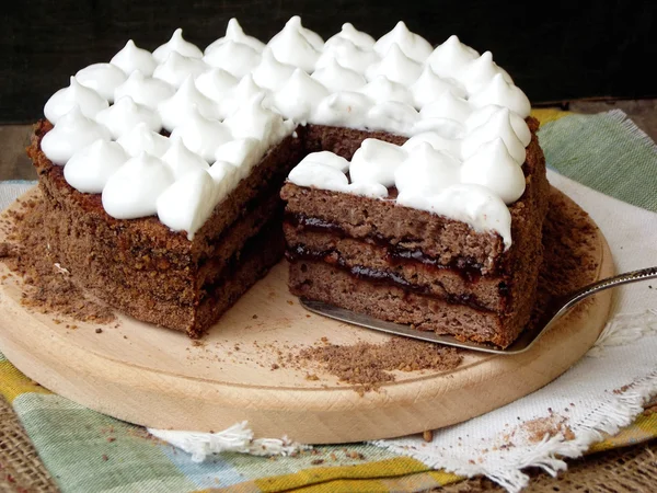 Τρούφα σοκολάτας κέικ με μαρμελάδα δαμάσκηνο που καλύπτονται με μαρέγκα — Φωτογραφία Αρχείου