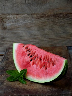 Taze dilimlenmiş karpuz ahşap arka plan