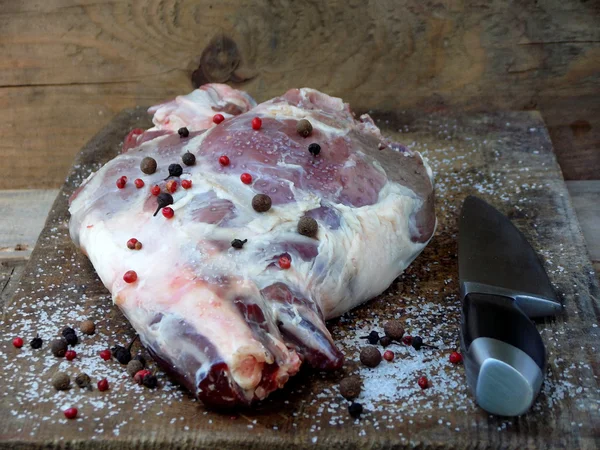 Carne Fresca Cruda Gamba Agnello Con Spezie Una Tavola Legno — Foto Stock