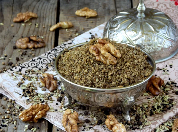 Mısır baharat karışımı Dukkah fındık, kara biber, kişniş, rezene, kimyon ve diğer baharatlar