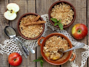 Güveç peynir ya da elma ve tarçın kahverengi Kupası ramekin parçalamak
