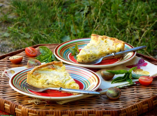 Tårta med zucchini, purjolök och ost på rustika bakgrund. Pie - selektiv fokus — Stockfoto