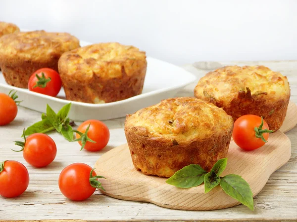 Magdalenas saladas con queso, tomates y albahaca — Foto de Stock