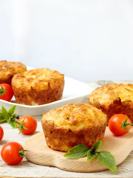 Salta tilltugg kakor muffins med ost, tomater och basilika — Stockfoto