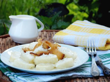 Tembel pierogi, ekşi krema, peynir ve domuz pastırması ile köfte. İtalyan gnocchi