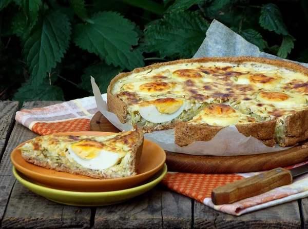 kiş veya lahana ve bir yumurta ile pasta. seçici odak