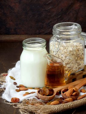 yulaf ezmesi veya kurabiye - Mısır gevreği, süt, bal, Kuru üzüm badem için malzemeler. sağlıklı kahvaltı. Seçici odak