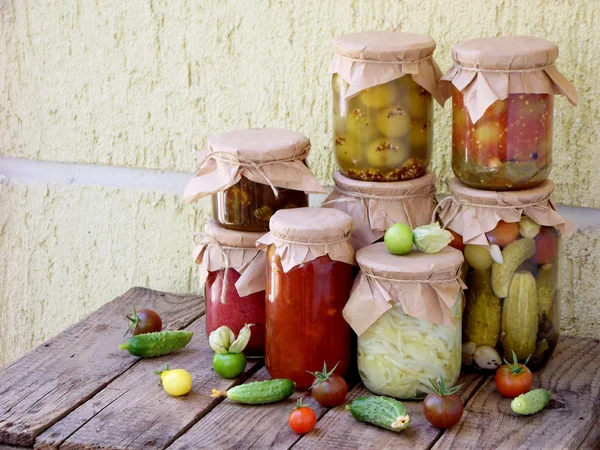 Assortiment herfst conserven. Potten van ingemaakte groenten en jam. Selectieve aandacht — Stockfoto