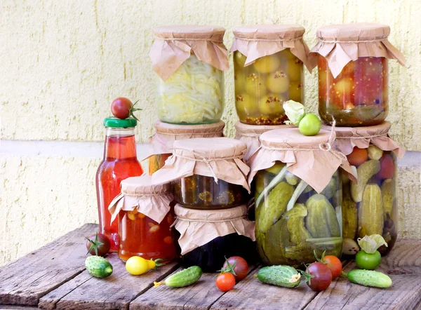 Assortiment herfst conserven. Potten van ingemaakte groenten en jam. Selectieve aandacht — Stockfoto