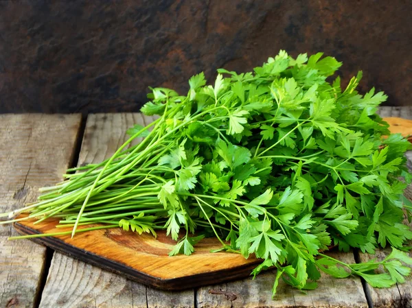 Bunch of parsley on wooden background. selective focus — Stock Photo, Image