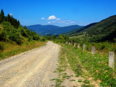 alan kırsal road, mavi gökyüzü ve dağlar mesafe